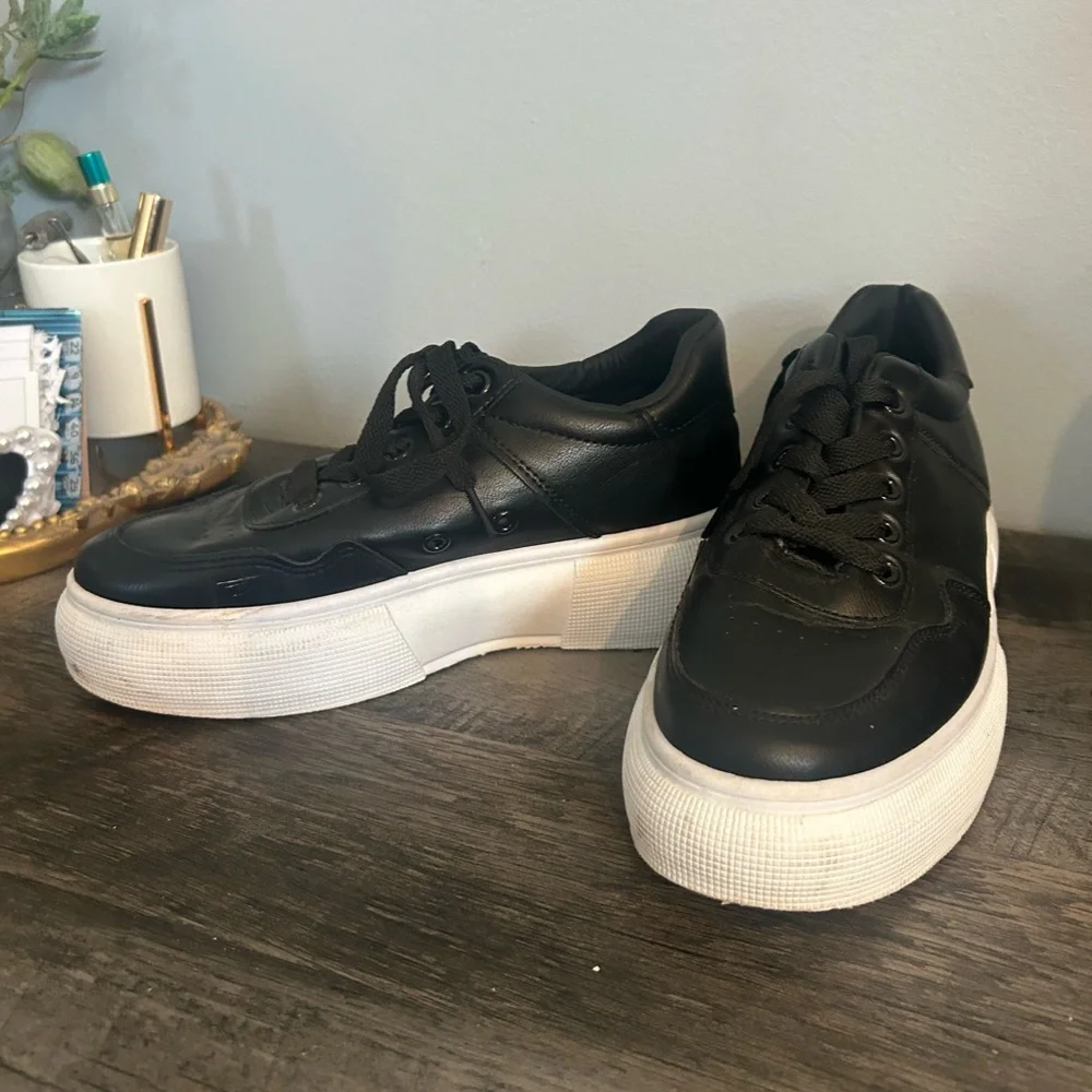 Ideal Shoes black lace-up platform sneakers